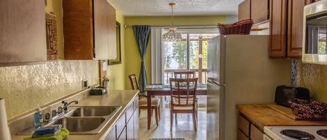 Een koelkast, een microgolfoven, een oven, een kookplaat