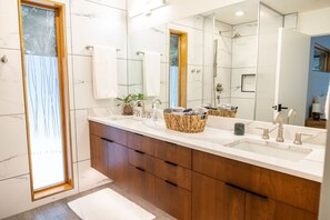 Suihku, hiustenkuivaaja, pyyhkeet