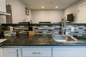 ثلاجة، ميكروويف، موقد طهي مسطح، ماكينة لصنع القهوة/الشاي