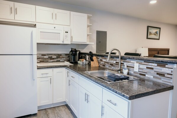 ثلاجة، ميكروويف، موقد طهي مسطح، ماكينة لصنع القهوة/الشاي