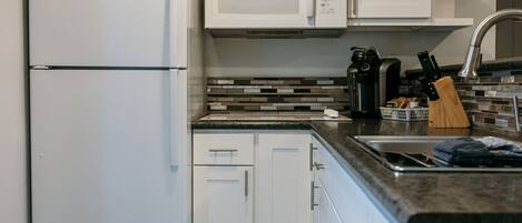 Kühlschrank, Mikrowelle, Herdplatte, Wasserkocher mit Kaffee-/Teezubehör