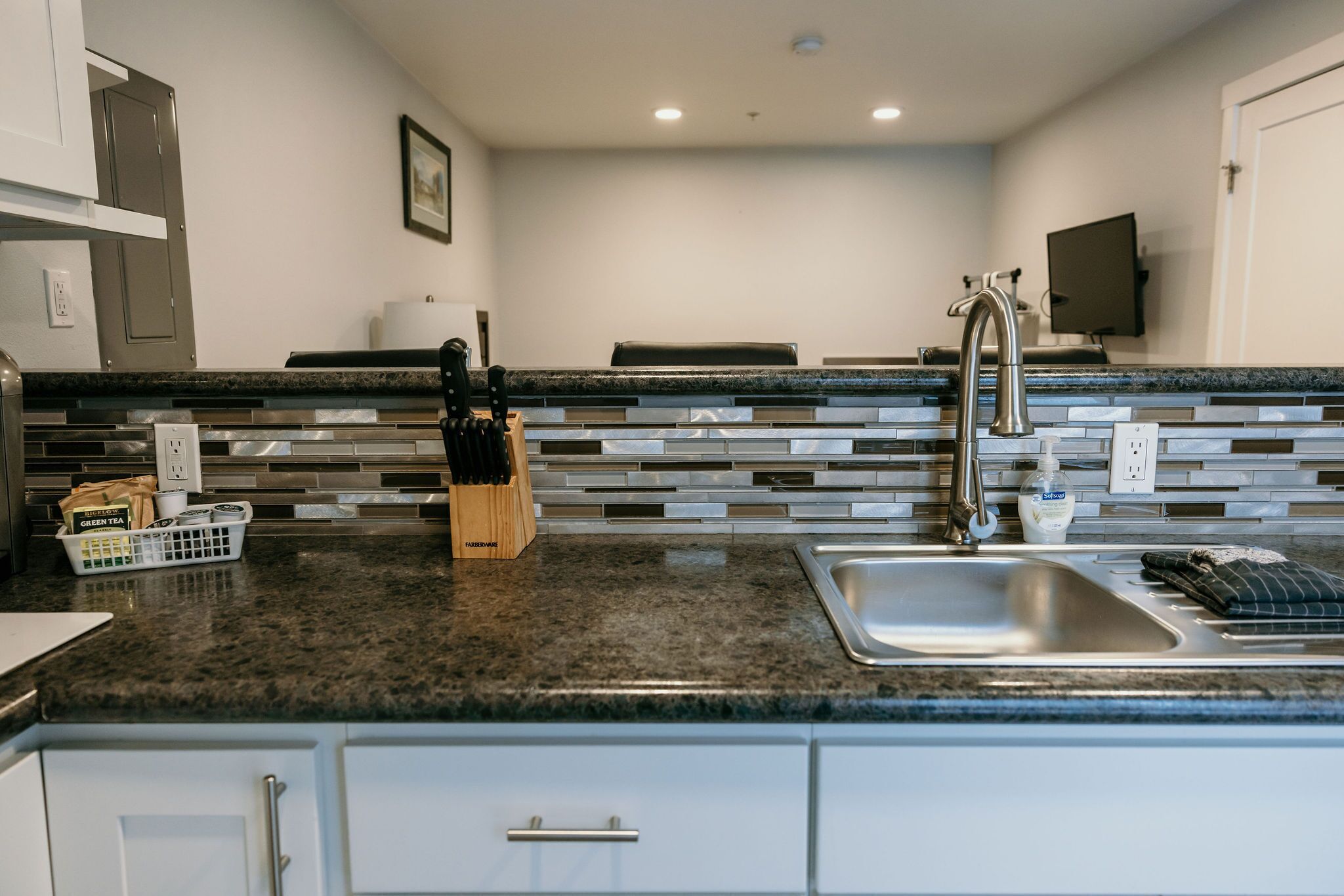 Réfrigérateur, micro-ondes, plaque de cuisson, cafetière/bouilloire