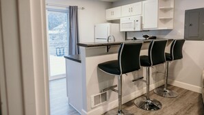 Kaffetrakter/tekoker, kjøleskap, mikrobølgeovn og kokeplater