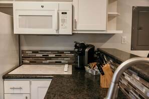 冷蔵庫、電子レンジ、コンロ、コーヒー / ティーメーカー