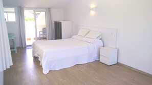 3 bedrooms, iron/ironing board, Internet - 1ROG 01 - New build duplex located in the second row of houses lining the lovely beach of Llafranc (Llafranc)