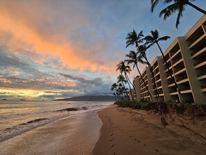 On the beach - Direct Oceanfront! Sugar Beach Resort, Penthouse in paradise, AC, TV, WIFI, POOL (Kihei)