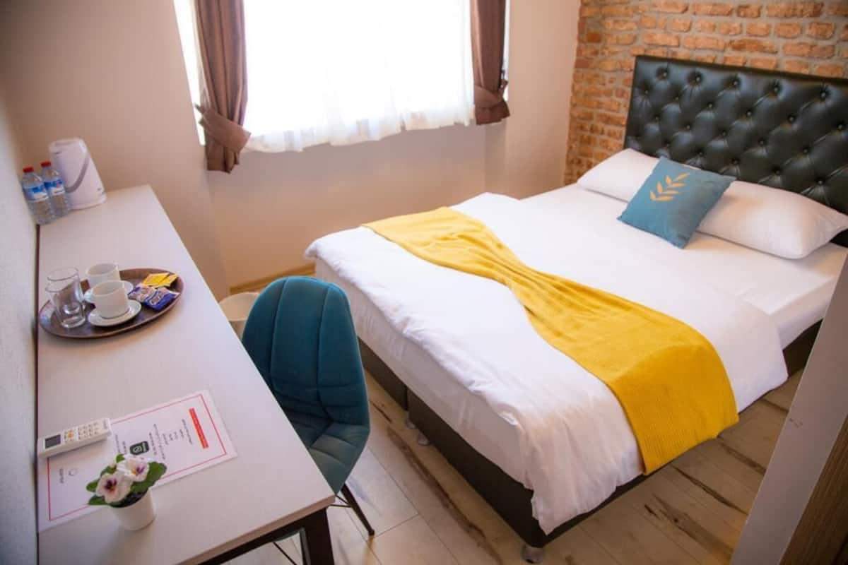 Basic Room | Iron/ironing board, free WiFi, bed sheets