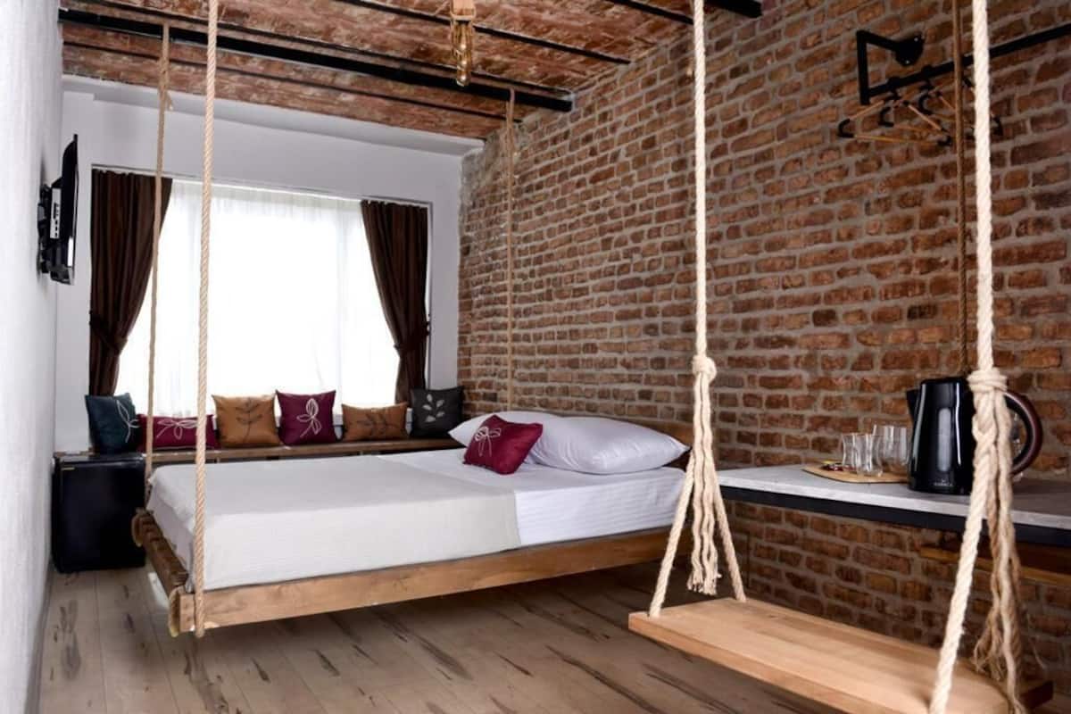 Deluxe Room | Iron/ironing board, free WiFi, bed sheets