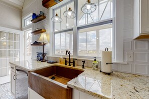 Fridge, microwave, oven, stovetop - Designer historic home with amazing art, antiques, central AC - walk to downtown (Jasper)