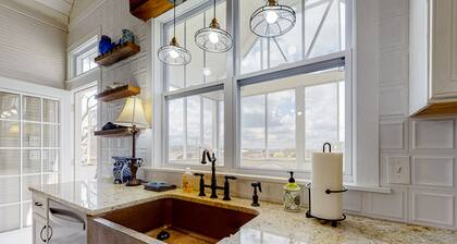 Designer historic home with amazing art, antiques, central AC - walk to downtown