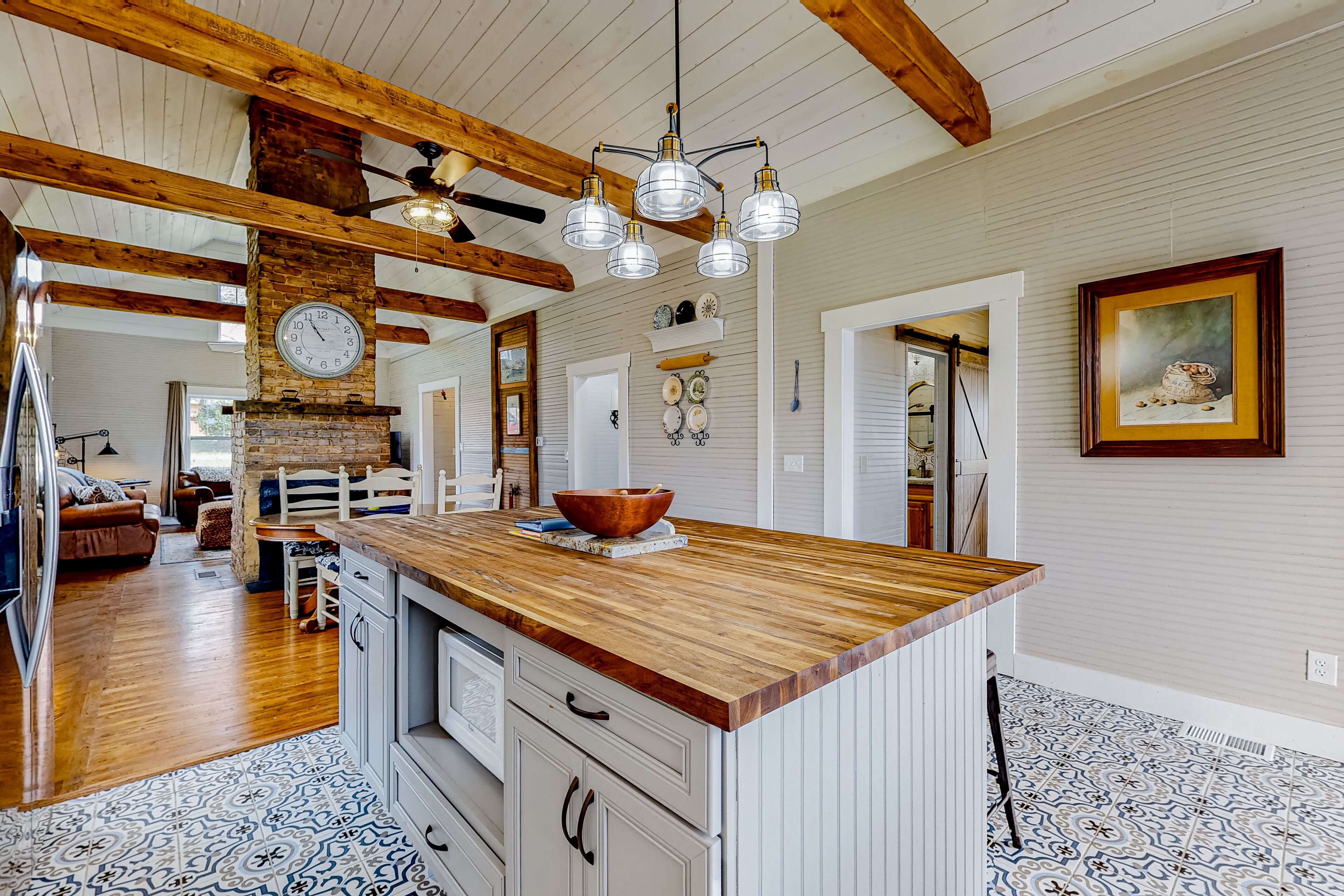 Designer historic home with amazing art, antiques, central AC - walk to downtown