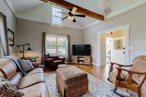 TV - Designer historic home with amazing art, antiques, central AC - walk to downtown (Jasper)