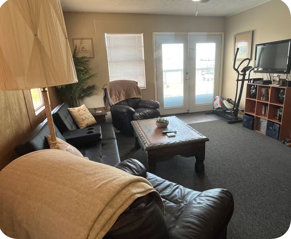 Una Smart TV, un reproductor de DVD, libros, una videoteca