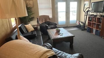 Una Smart TV, un reproductor de DVD, libros, una videoteca