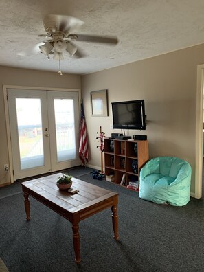 Smart TV, reproductor de DVD, libros y videoteca 