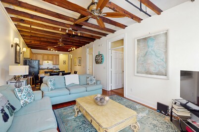 Charming loft near City Market with washer/dryer, AC - walk to river