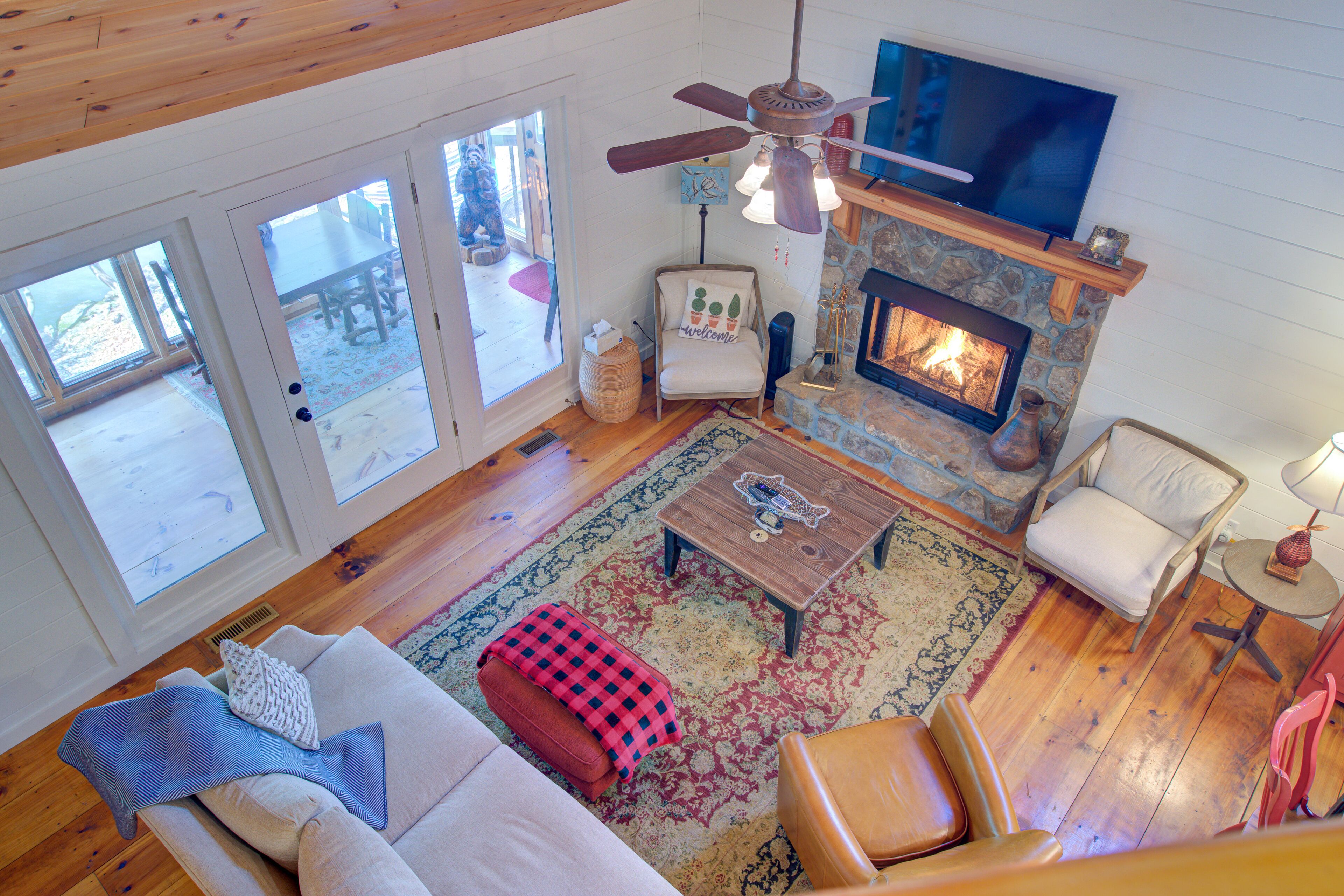 Riverfront home with central AC, fireplace, hot tub, WiFi - dogs OK