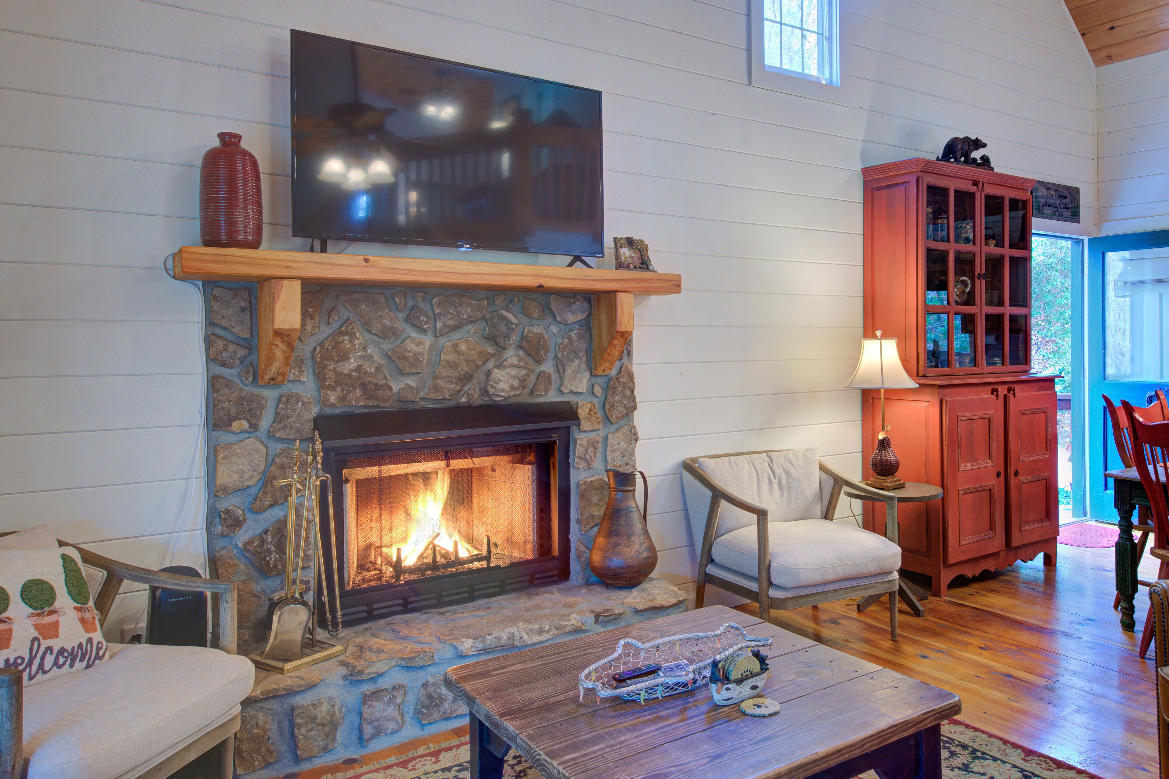 Riverfront home with central AC, fireplace, hot tub, WiFi - dogs OK