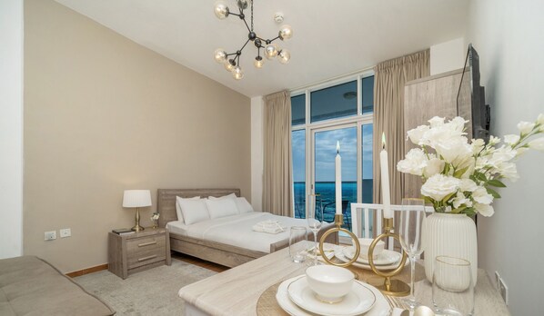 Safe på rommet, strykejern/-brett, wi-fi (inkludert) og sengetøy