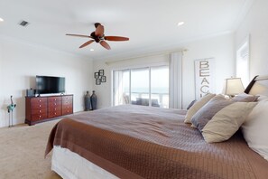 4 bedrooms, iron/ironing board, free internet, bed sheets - Delightful escape with direct beach access, WiFi, furnished deck, & full kitchen (Gulf Shores)