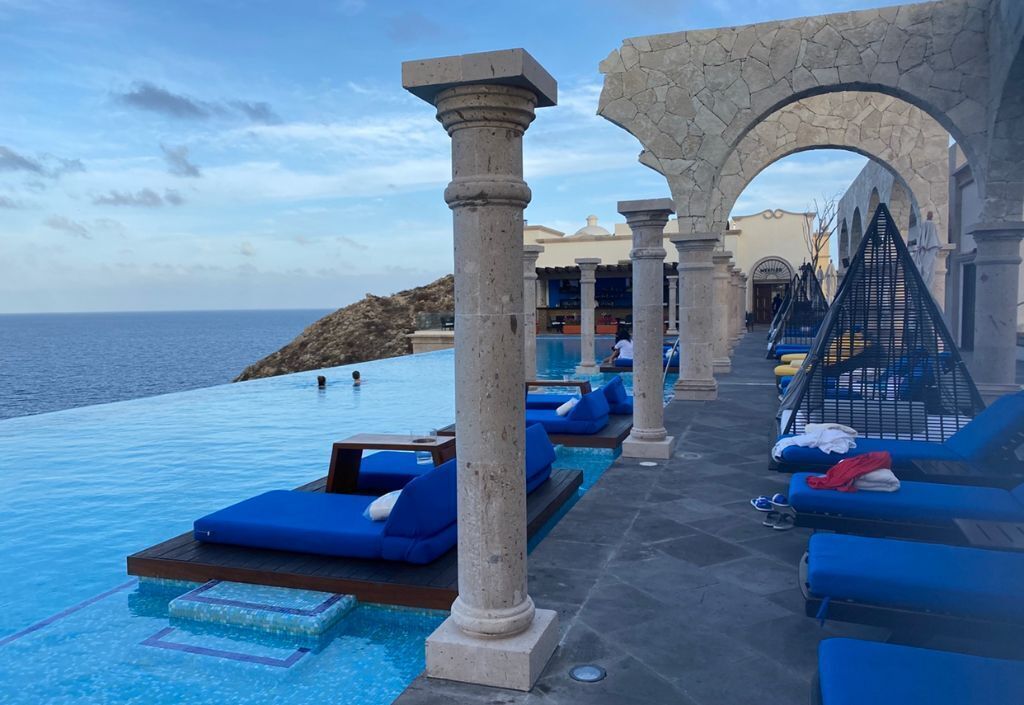 Utendørsbasseng og et oppvarmet basseng