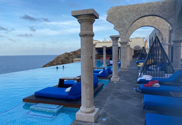 Utendørsbasseng og et oppvarmet basseng