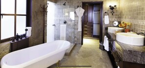 Badewanne, Seife, Toilettenpapier