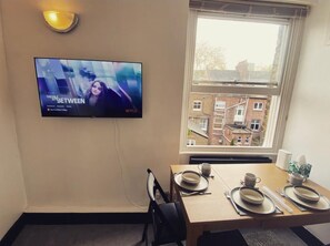 Interior - Entire One Bedroom Serviced Flat In Chiswick London, Kitchen, Wifi, TV and more (London)