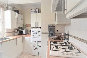 Fridge, microwave, oven, stovetop - Entire One Bedroom Serviced Flat In Chiswick London, Kitchen, Wifi, TV and more (London)