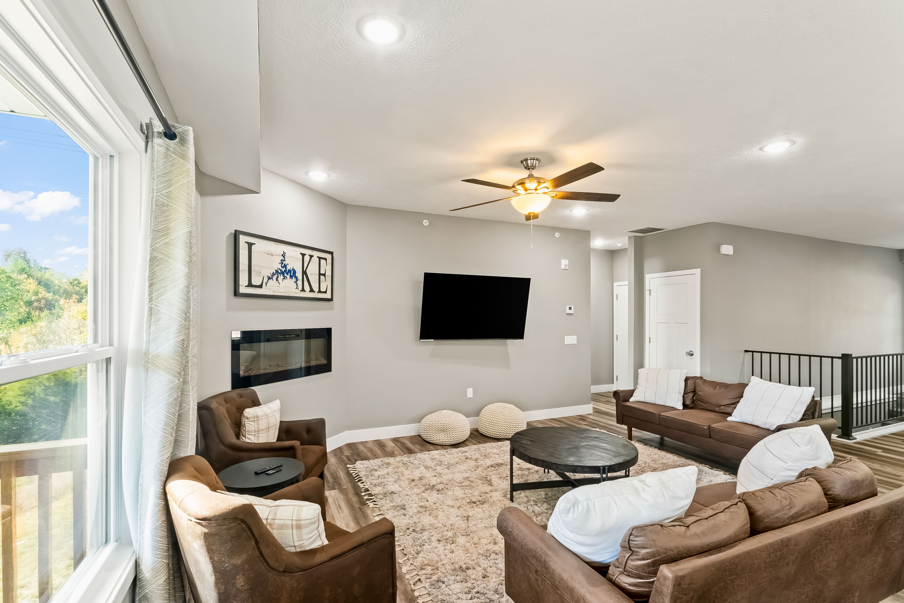 Stylish home with gas fireplace, high-speed WiFi, full kitchen, and washer/dryer