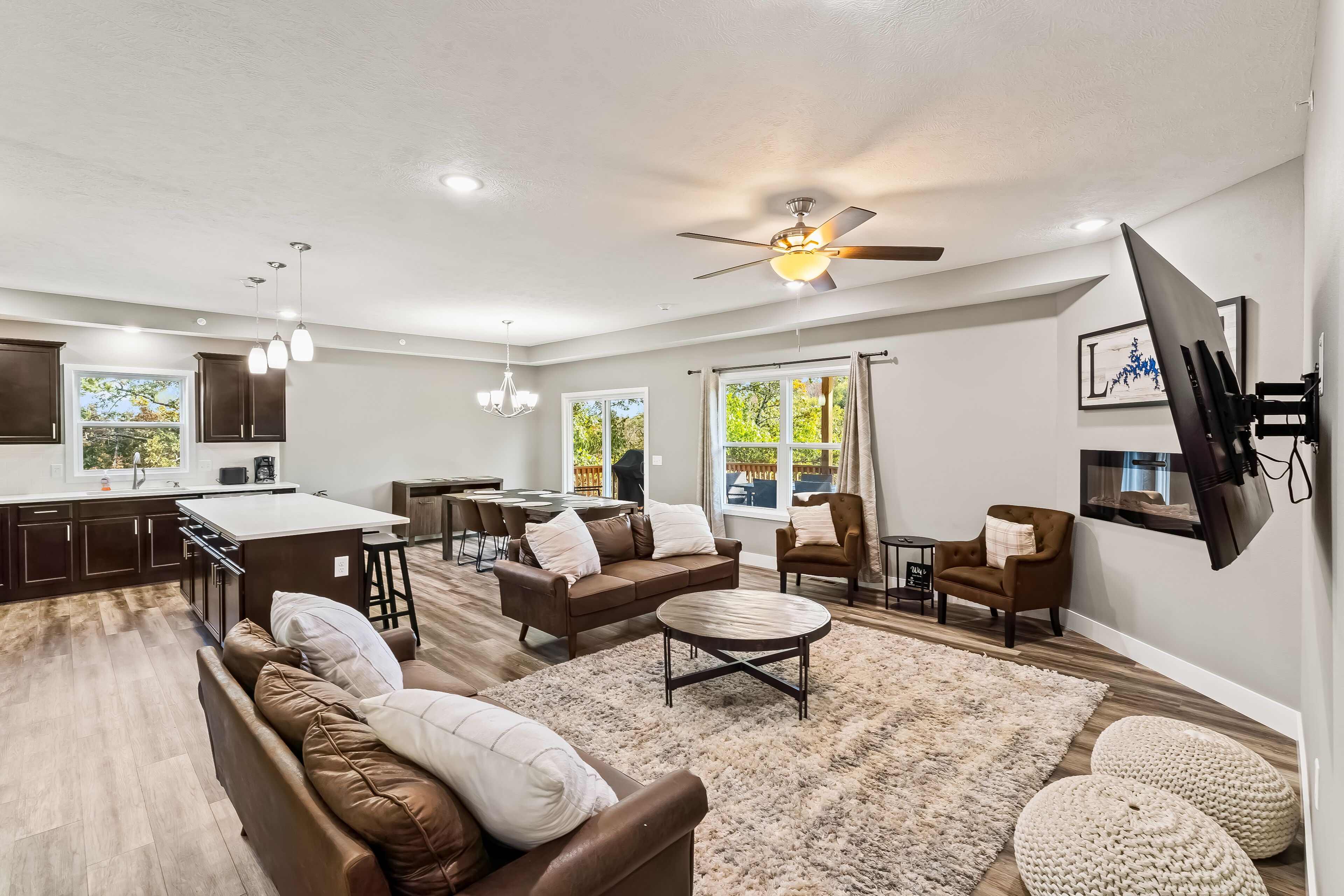 Stylish home with gas fireplace, high-speed WiFi, full kitchen, and washer/dryer