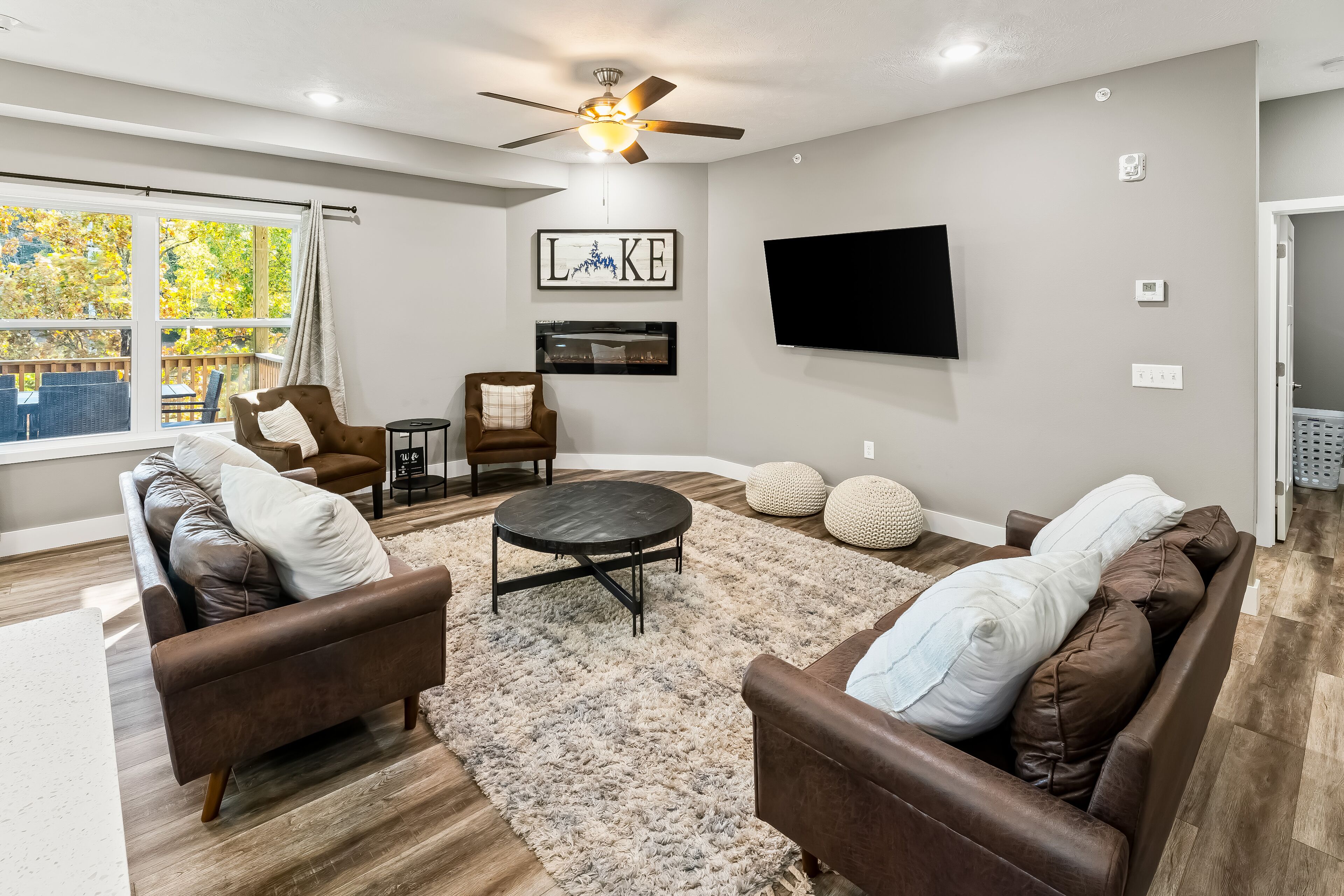 Stylish home with gas fireplace, high-speed WiFi, full kitchen, and washer/dryer