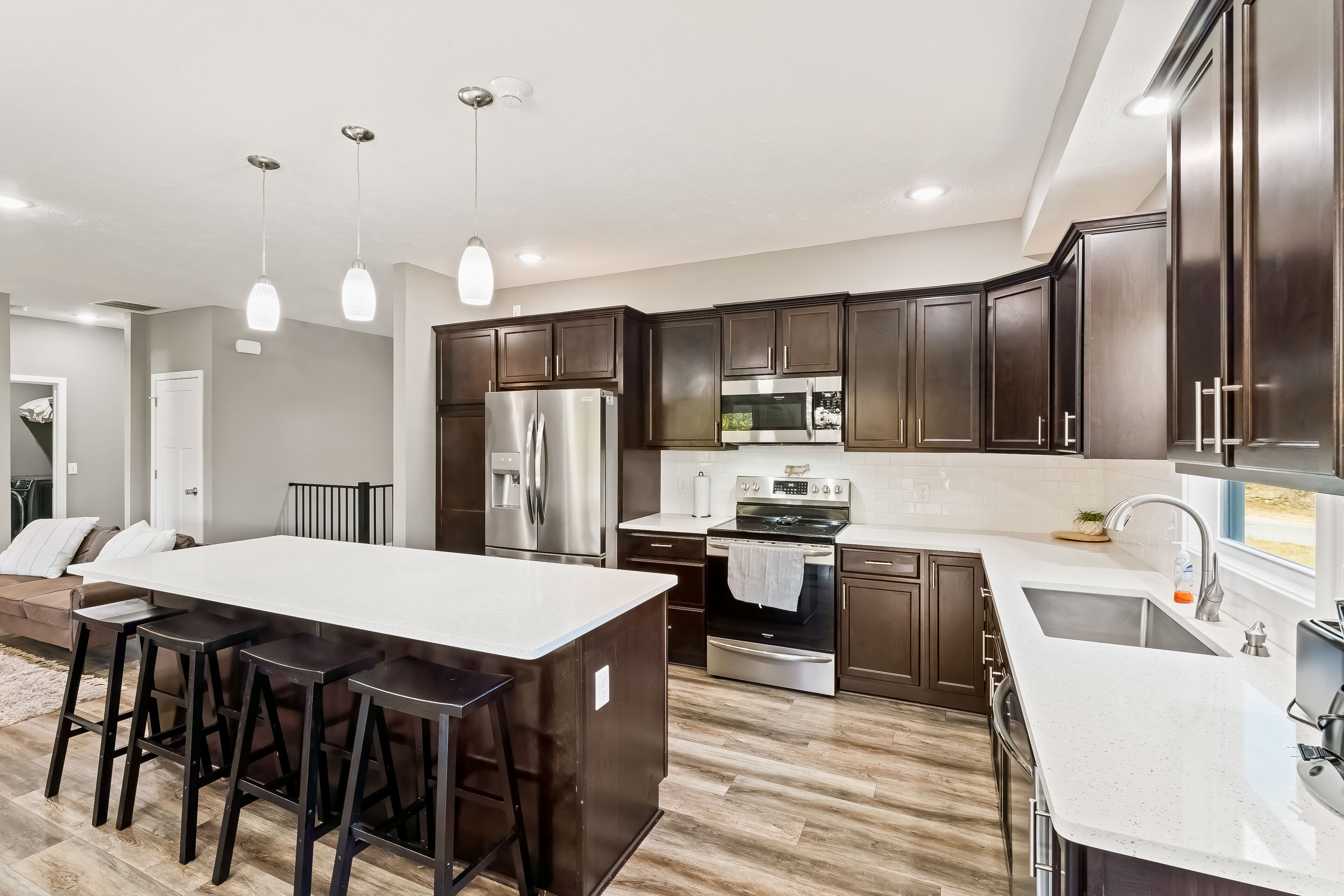 Stylish home with gas fireplace, high-speed WiFi, full kitchen, and washer/dryer