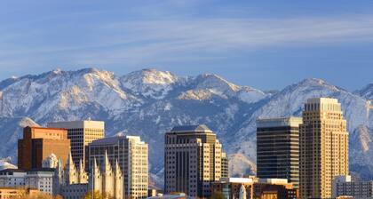 Downtown SLC, City View Apartment/ hottub / Pool / Free Wifi / Workspace/ garage