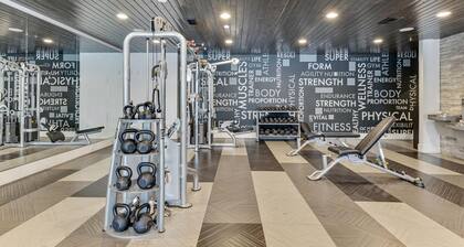 Downtown SLC, City View Apartment/ hottub / Pool / Free Wifi / Workspace/ garage