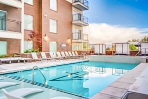 Een buitenzwembad, een verwarmd zwembad