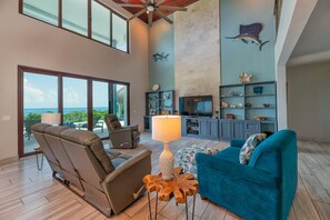 Smart TV, videogiochi, lettore DVD, impianto stereo