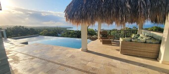 Sweeping panoramic views of the reef 