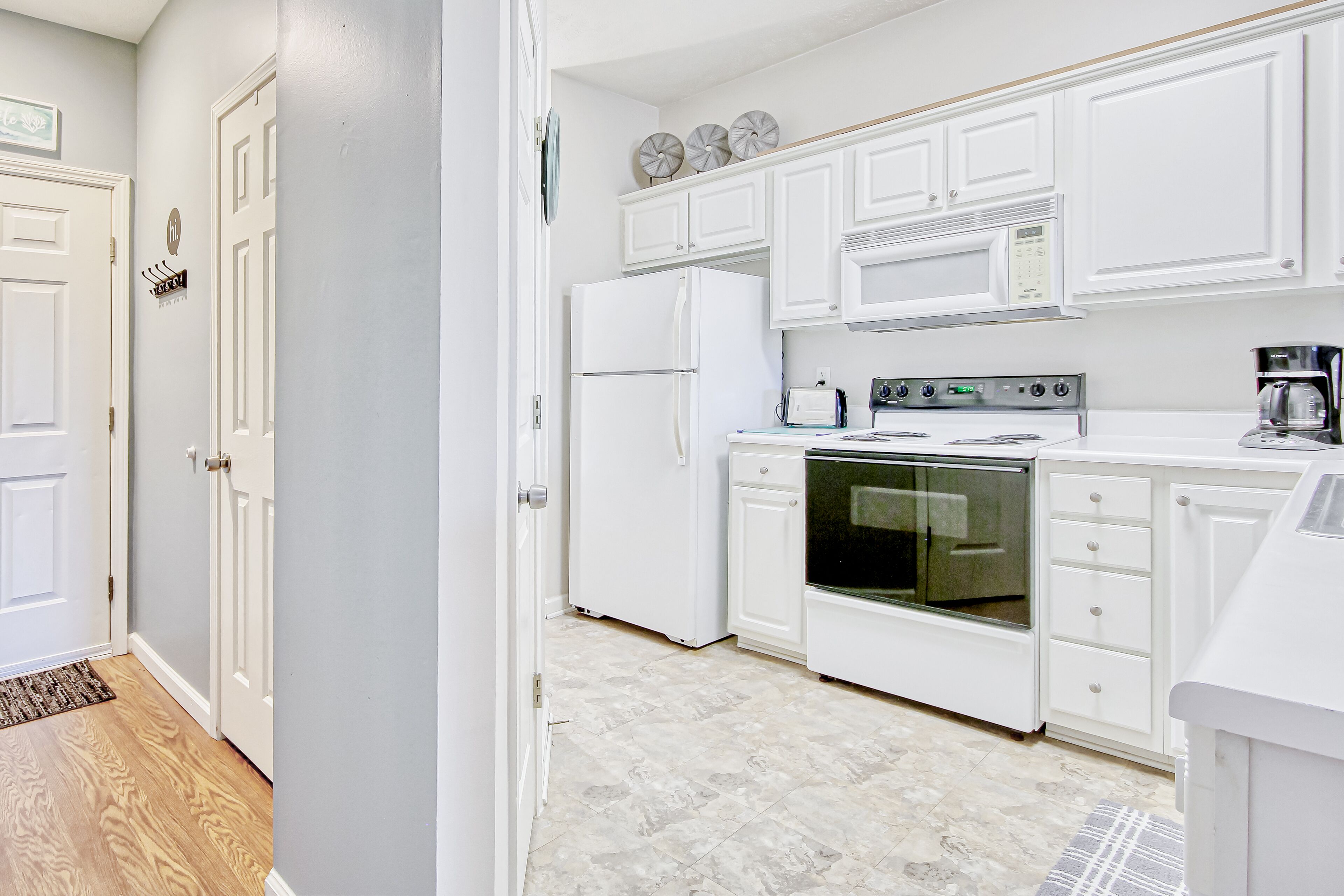 3rd floor condo with pool access, high-speed Wi-Fi, washer/dryer, & central AC