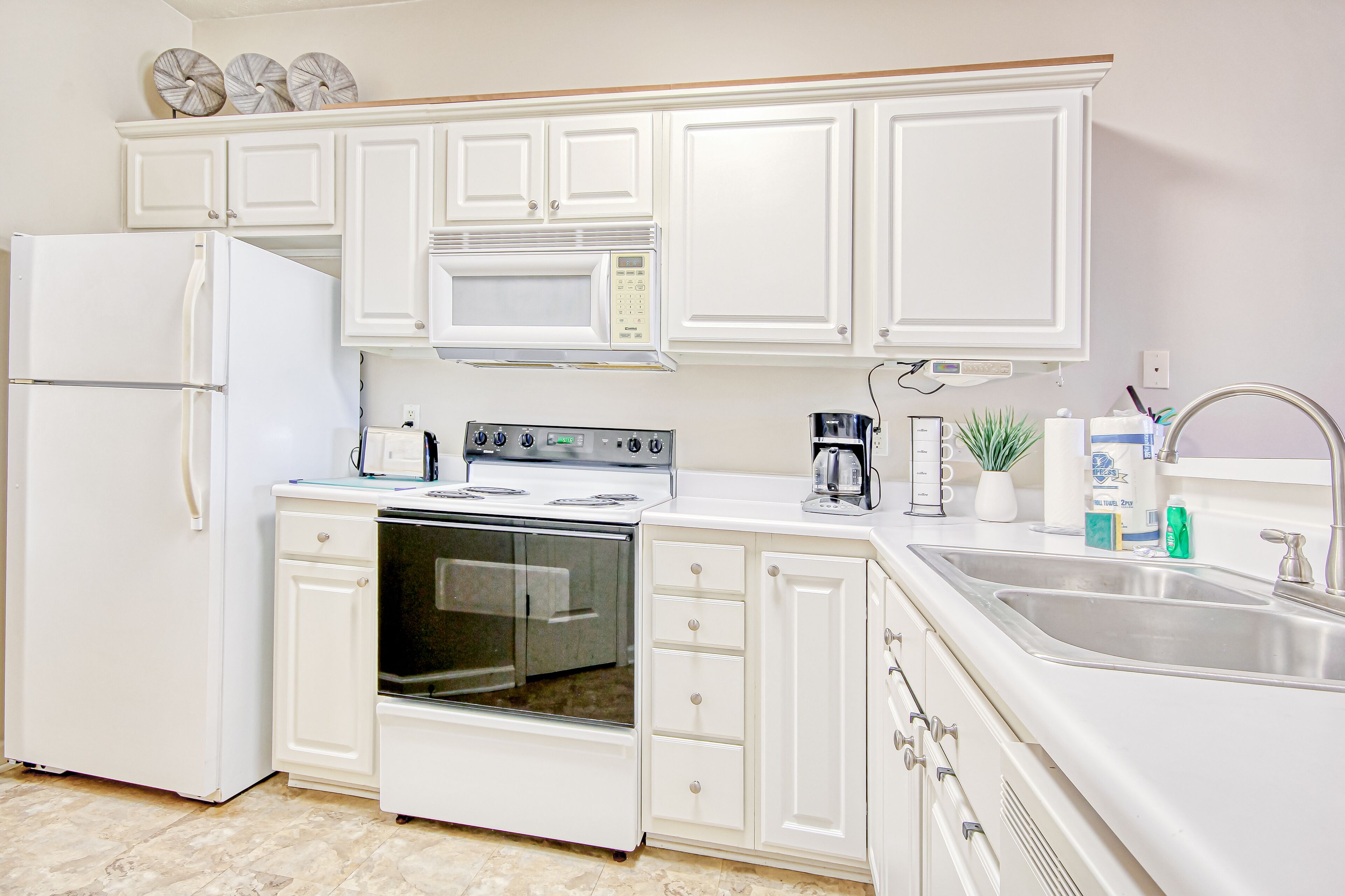 3rd floor condo with pool access, high-speed Wi-Fi, washer/dryer, & central AC