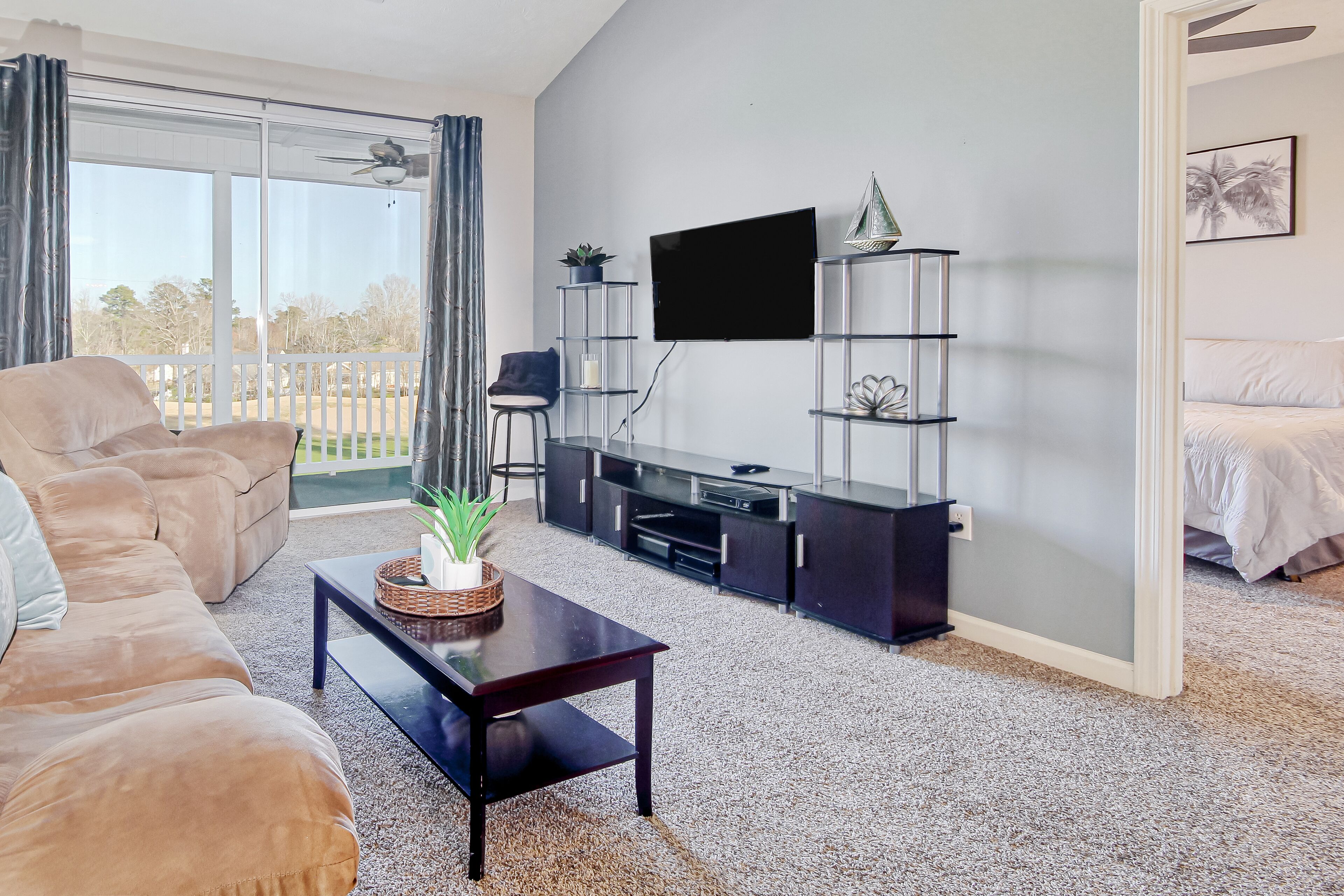 3rd floor condo with pool access, high-speed Wi-Fi, washer/dryer, & central AC