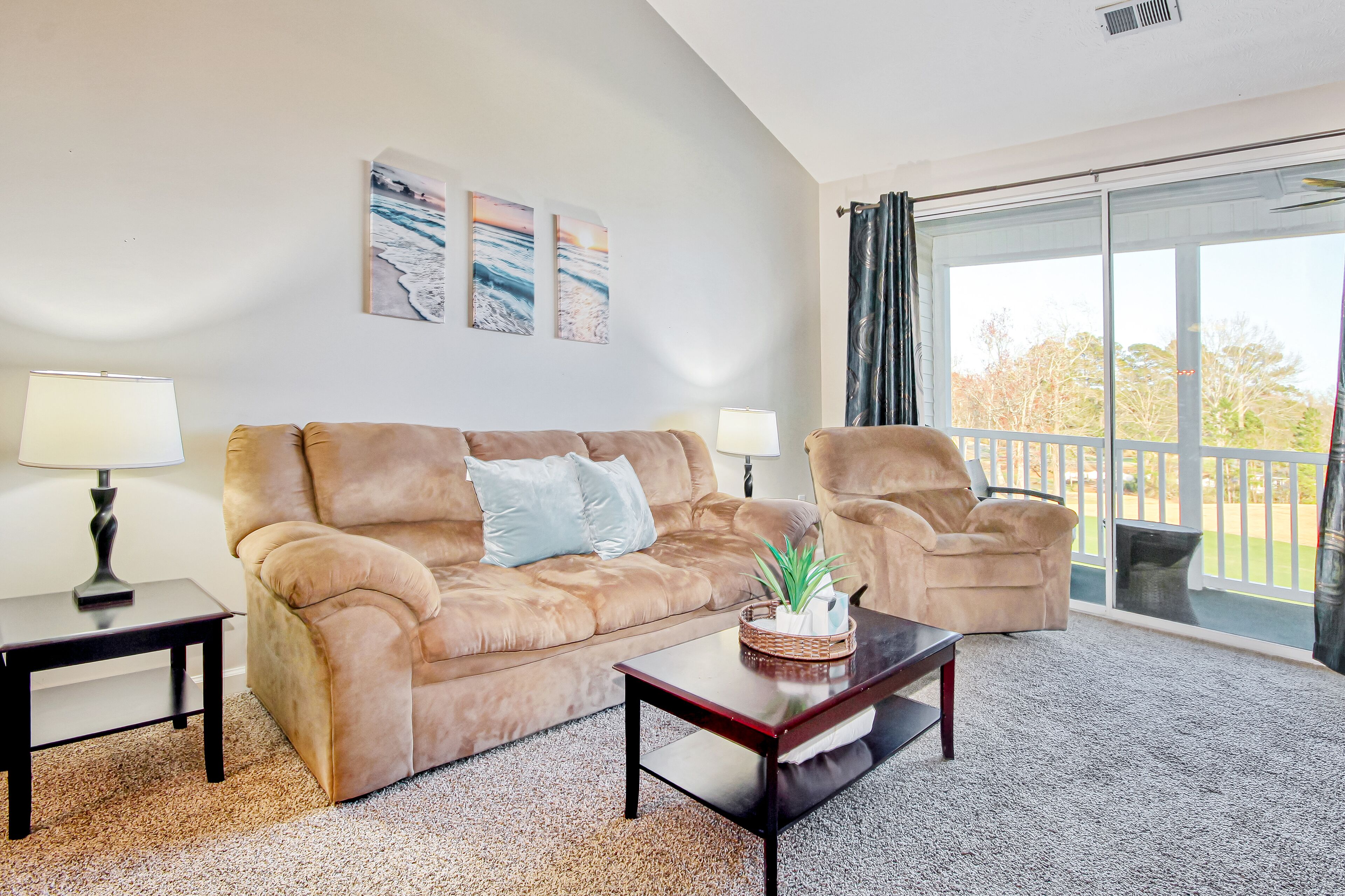 3rd floor condo with pool access, high-speed Wi-Fi, washer/dryer, & central AC