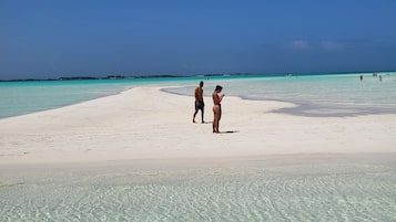 Vlak bij het strand, ligstoelen aan het strand, strandlakens