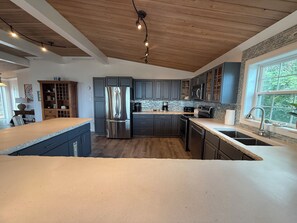 Geladeira, micro-ondas, fogão, cooktop