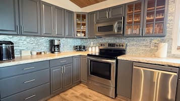 Een koelkast, een magnetron, een oven, een kookplaat