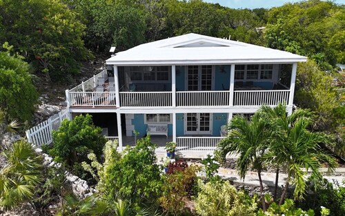 Ocean Views - Comfy family home sleeps up to 10 - Hideaways Beach Club