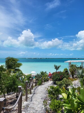 Ubicación cercana a la playa, tumbonas y toallas de playa