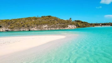 Perto da praia, espreguiçadeiras, toalhas de praia