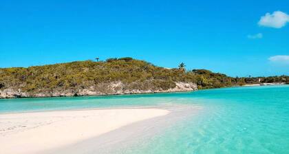 Ocean Views - Comfy family home sleeps up to 10 - Hideaways Beach Club