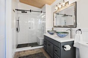Shower, hair dryer, towels, soap - Ocean Views - Comfy family home sleeps up to 10 - Hideaways Beach Club (George Town)